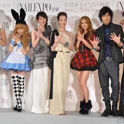 (左から)はるな愛、益若つばさ、ミー、ケー(共にピンク・レディー)、西野カナ、山本裕典、LiLiCo