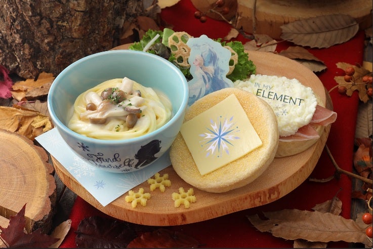 ＜エルサ＞マフィンサンドとスープパスタのマジカルプレート～不思議な歌声に誘われて～　2,390円／スープボウル 付　3,990円（C）Disney