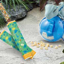 (左から)ジュラシック・パーク・チョコレートチュリトス ~レモン~、ラプトル&ジャイロスフィア・ポップコーンバケツ/画像提供:ユニバーサル・スタジオ・ジャパン