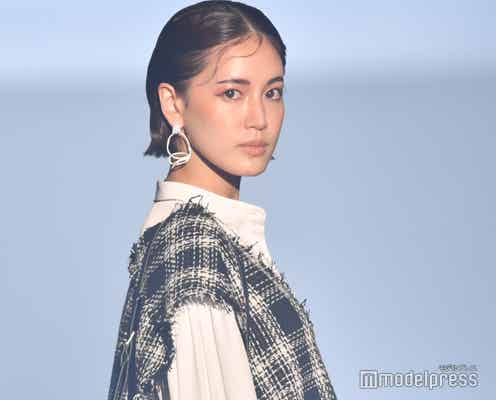 藤井夏恋、オーバーシャツからスラリ美脚披露 天然発言で会場和ます<TGC しずおか>