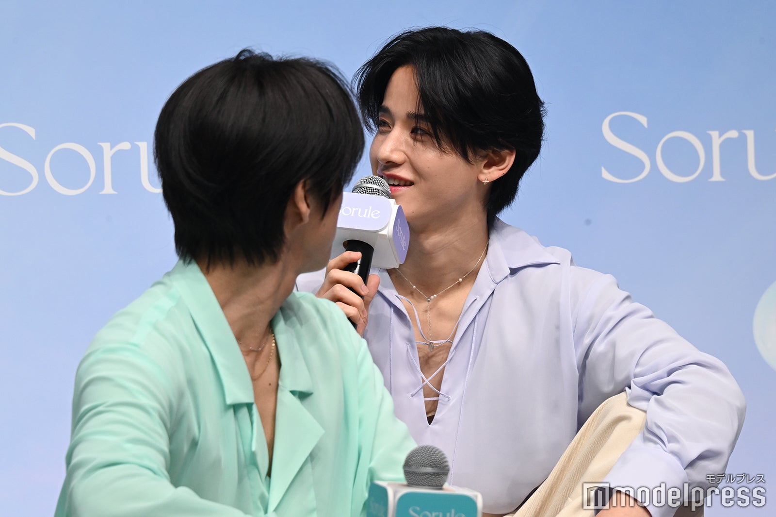 河野純喜に見つめられながら話す佐藤景瑚（C）モデルプレス