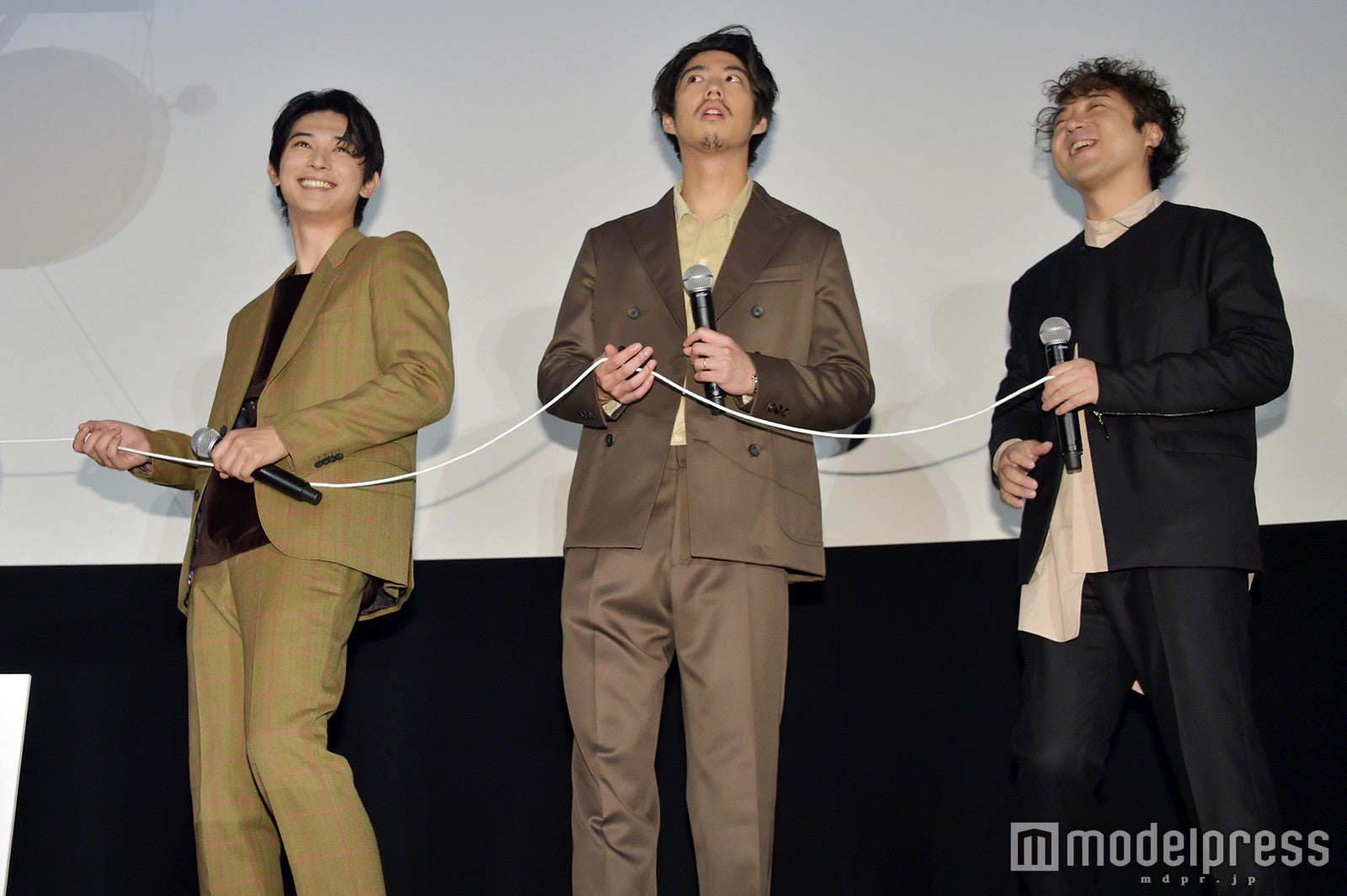 吉沢亮、賀来ポン太（賢人）、ムロツヨシ（C）モデルプレス