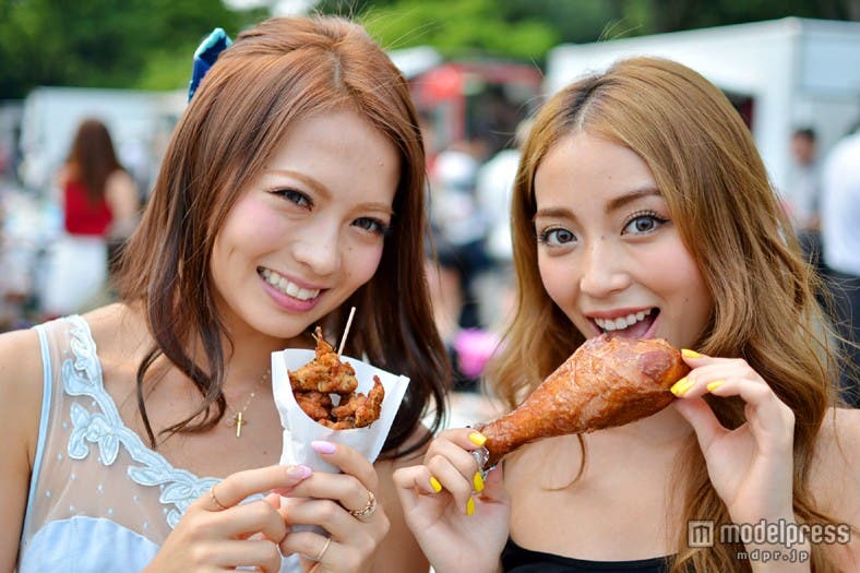 ここでしか味わえないフードと熱気が満載/モデル:鈴木あや(左)、細井宏美(右)