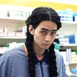 モデルプレス - 柳俊太郎、三つ編みロン毛の強烈ビジュアル<勝手にふるえてろ>