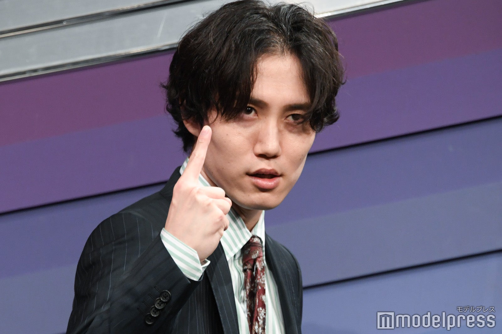 昨年オズワルドに勝利した際の喜び方を再現するヤス（C）モデルプレス