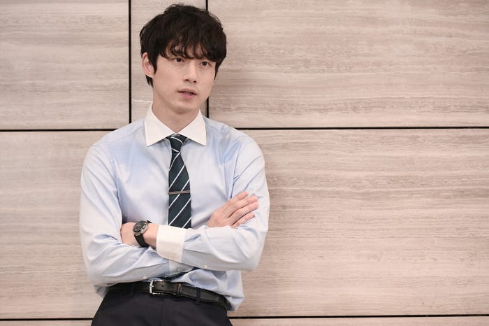 坂口健太郎/「婚姻届に判を捺しただけですが」第1話より(C)TBS