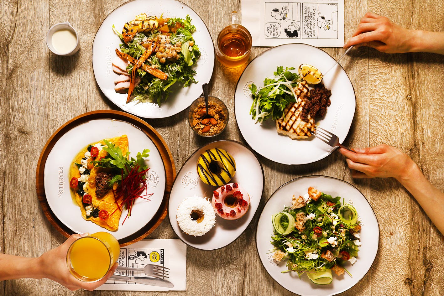 原宿駅前に「ピーナッツ カフェ サニーサイドキッチン」自家製ツナサンドやドーナツですこやかな食の時間を