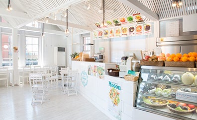 真っ白なインテリアでまとめられた店内／画像提供：モーン・デ・レトロ