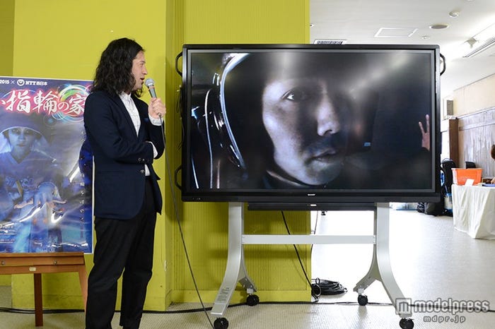 お化け屋敷を体験する綾部を見守る又吉