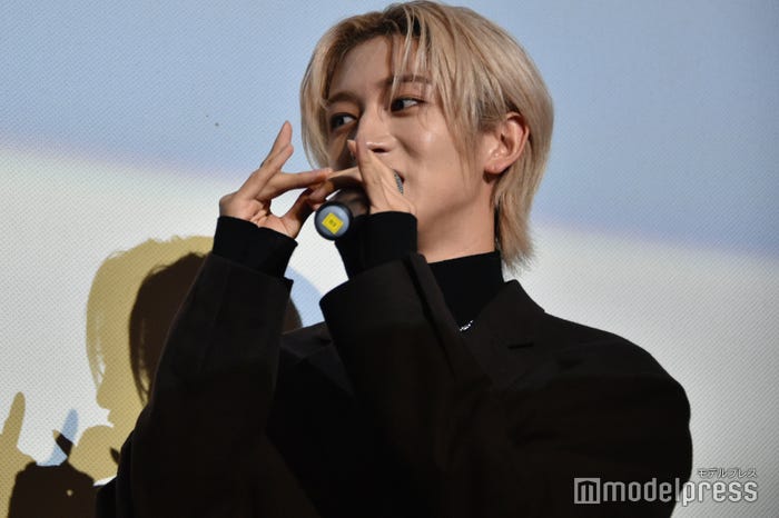 上唇をはむっとするキスシーンを再現するNAOYA(C)モデルプレス