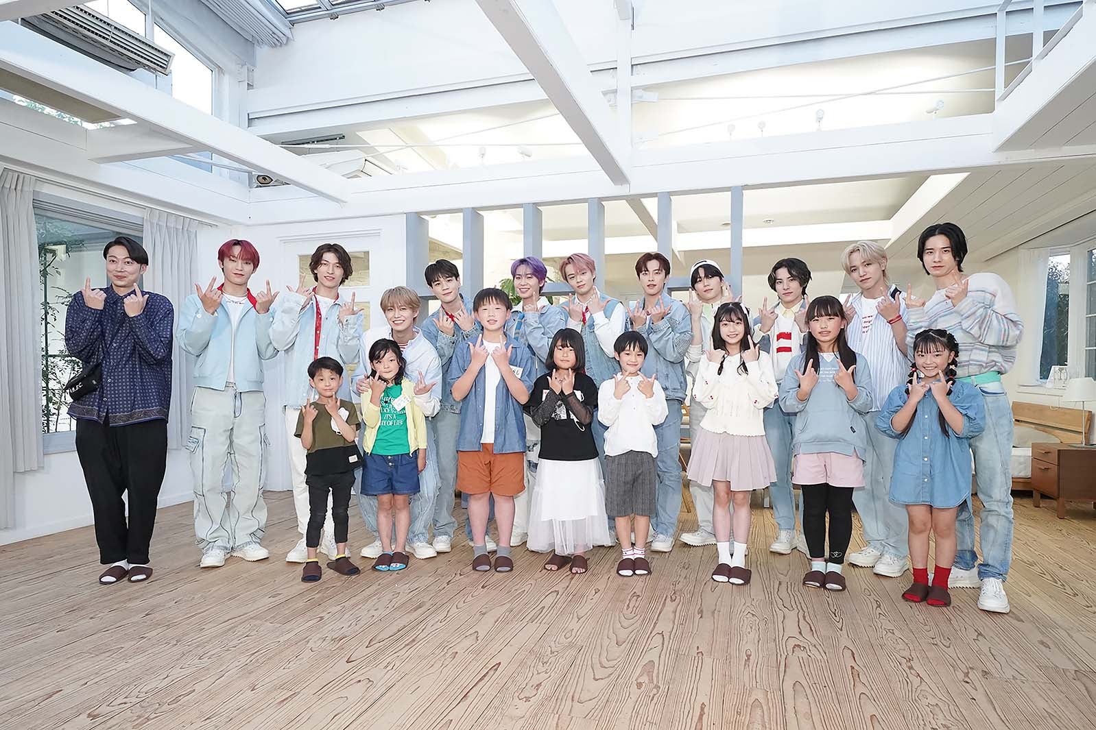 金田哲、JO1、小学生記者（C）LAPONE ENTERTAINMENT