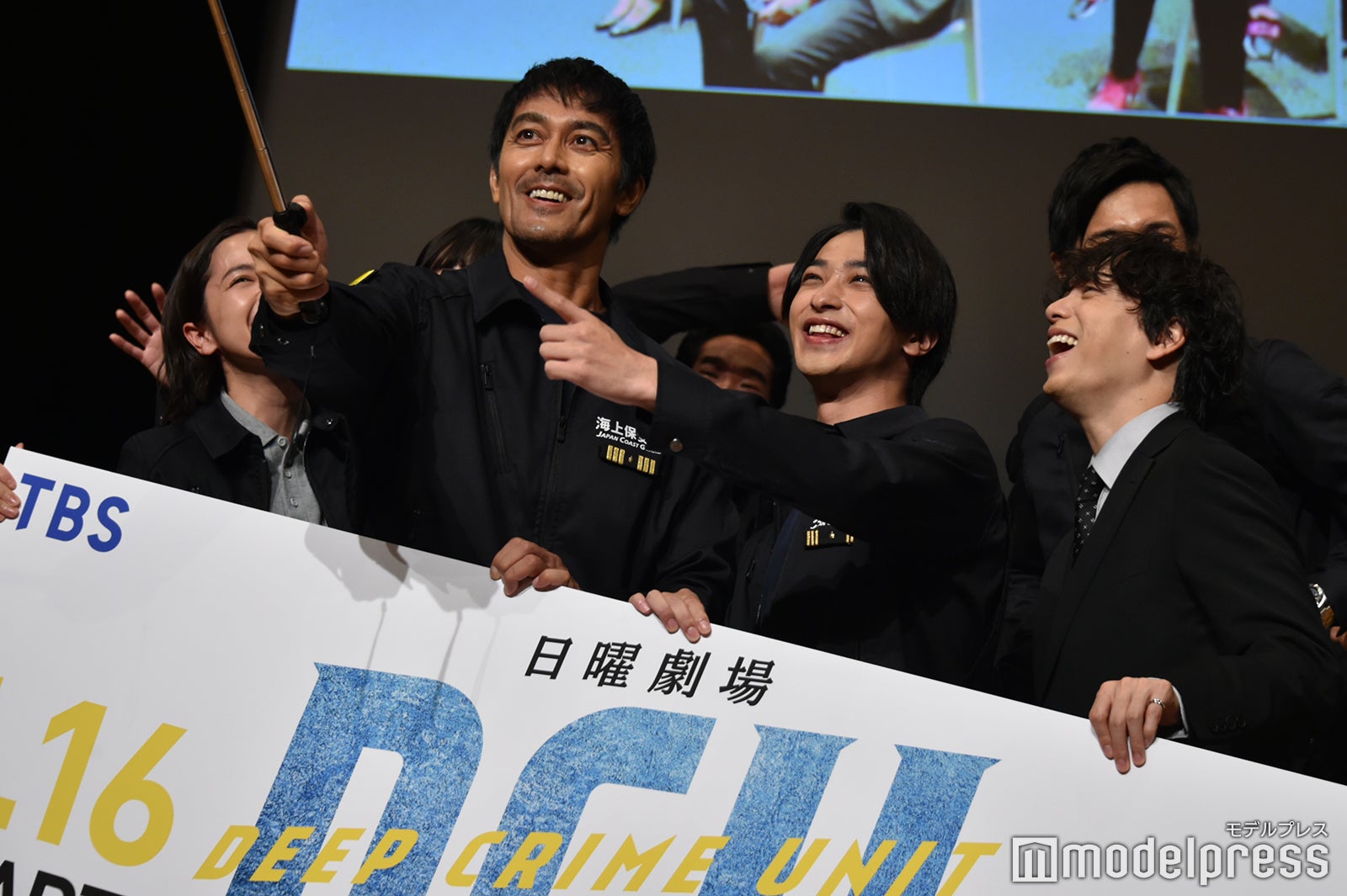 阿部寛が持って自撮りをするキャスト陣 （C）モデルプレス