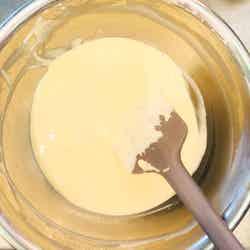 手順3：クリームチーズ、砂糖を入れハンドミキサーでクリーム状になるまで混ぜる／画像提供：柏原歩