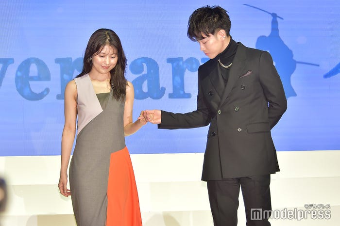 有村架純をエスコートして登場した佐藤健(C)モデルプレス