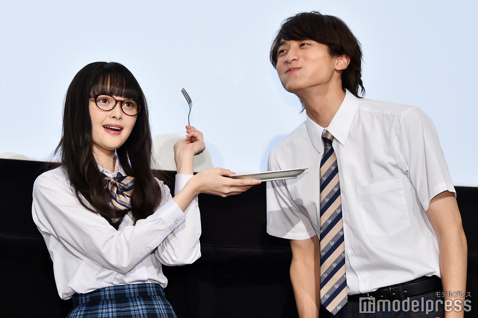 小関裕太に玉城ティナが「あ～ん」（C）モデルプレス