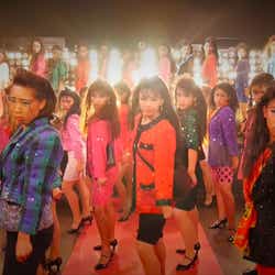 平野ノラ 母親と お揃い バブリー衣装で登場 今年中 と結婚宣言も モデルプレス