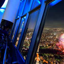 東京スカイツリー展望台から見る隅田川花火大会(昨年の様子)(C)TOKYO-SKYTREE