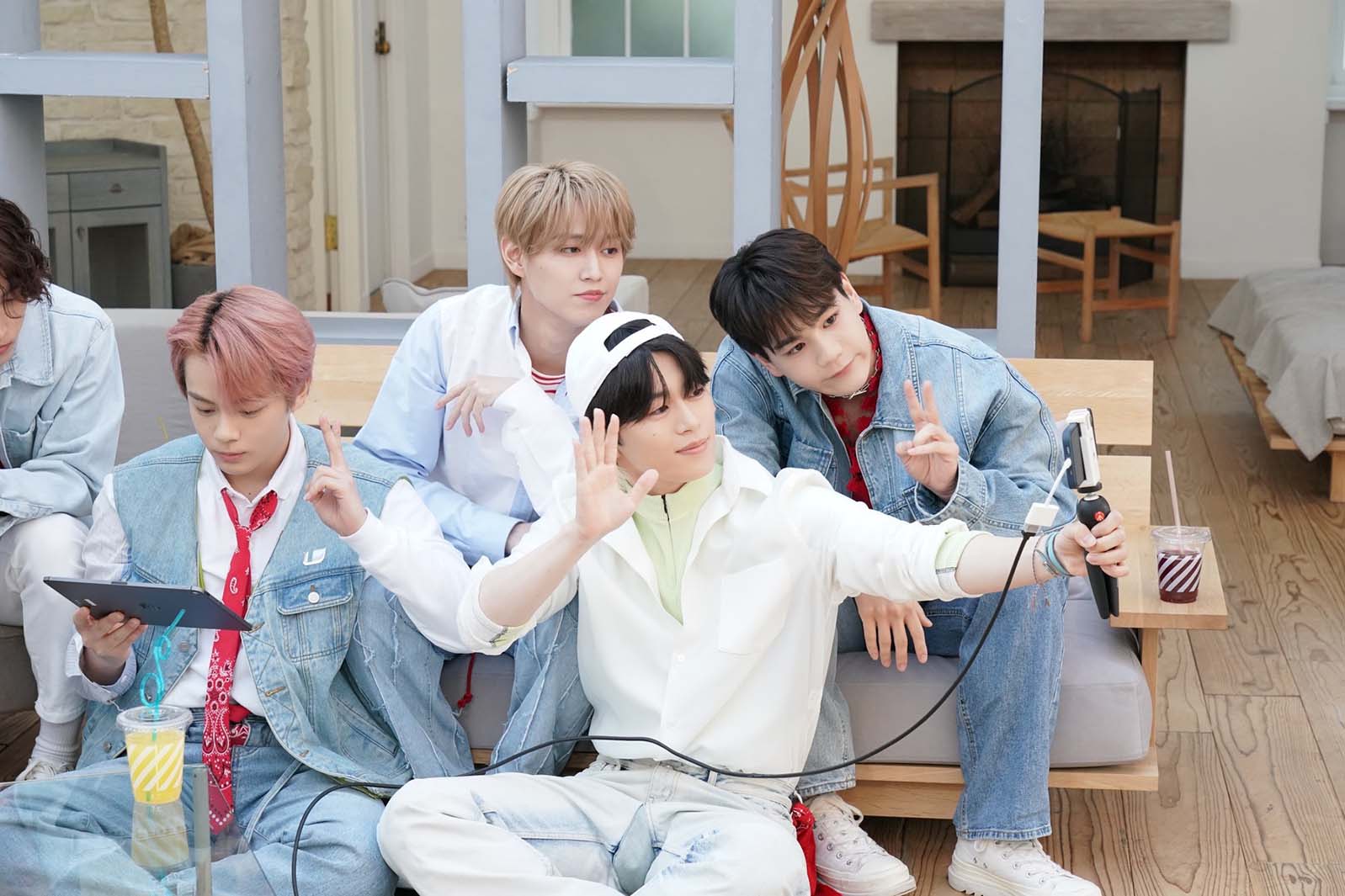 JO1生配信の様子（C）LAPONE ENTERTAINMENT