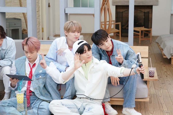 JO1生配信の様子(C)LAPONE ENTERTAINMENT