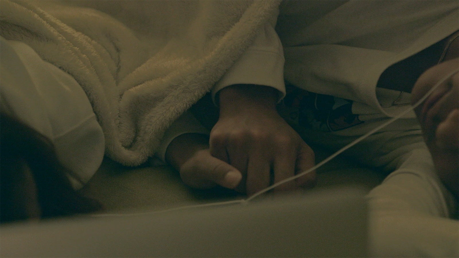 手をつなぐまや、海斗「TERRACE HOUSE OPENING NEW DOORS」44th WEEK（C）フジテレビ／イースト・エンタテインメント