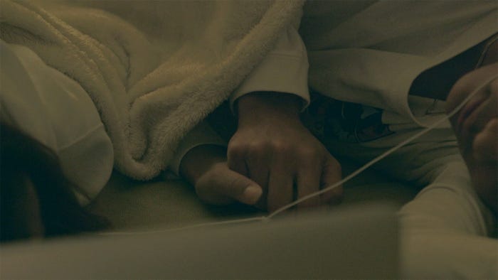 手をつなぐまや、海斗「TERRACE HOUSE OPENING NEW DOORS」44th WEEK(C)フジテレビ/イースト・エンタテインメント