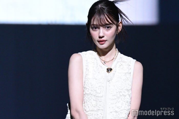 ロングヘアの村上愛花(C)モデルプレス