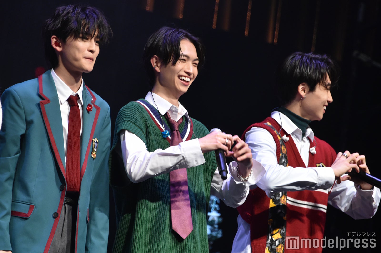 ハートを決める綱啓永と八村倫太郎に笑う高橋文哉 （C）モデルプレス