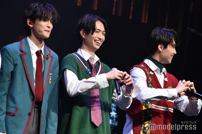 ハートを決める綱啓永と八村倫太郎に笑う高橋文哉 (C)モデルプレス
