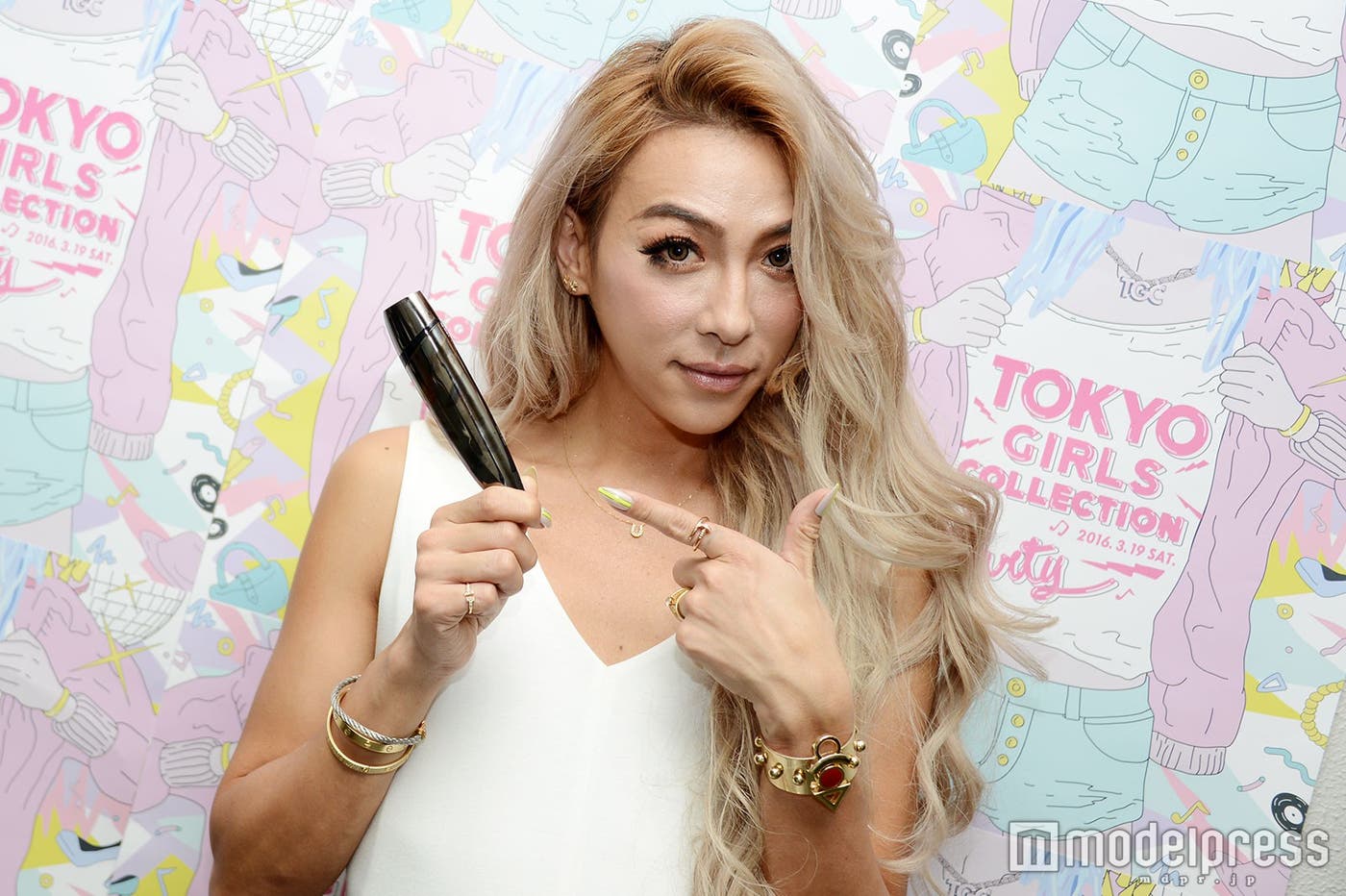 すっきりフェイスラインに(C)モデルプレス