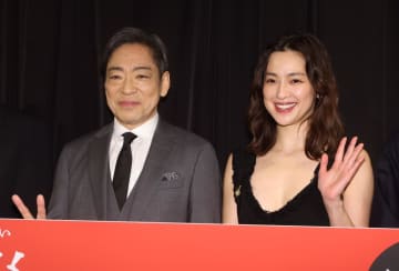 中村アン 前も後ろもザックリ！美肌まぶしいッ 劇中では「臭いからシャワー浴びてこい』って言われるような役」