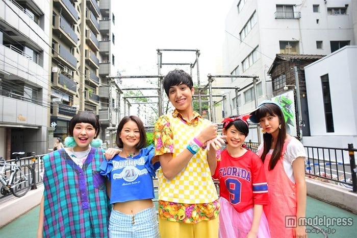 けみお&アミーガチュ(左から)清水せれな、永井美夕、けみお、寺門いずみ、佐藤優津季