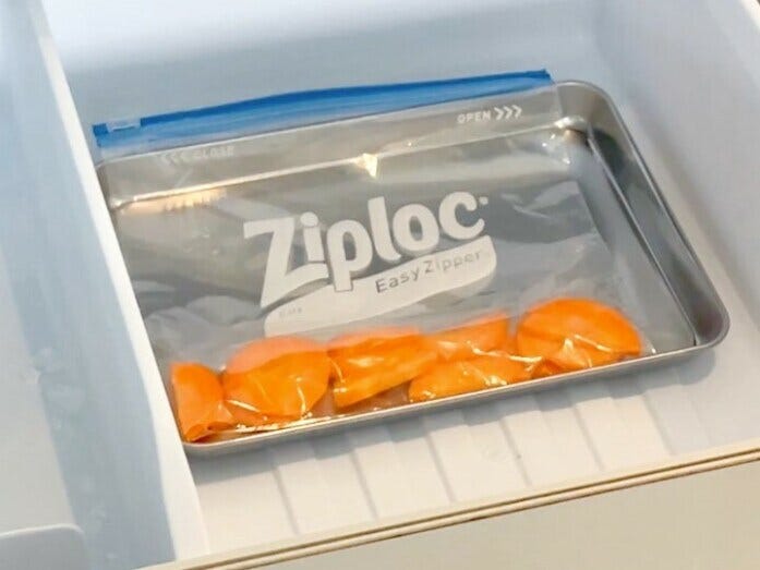 金属製トレイにのせて、素早く冷凍