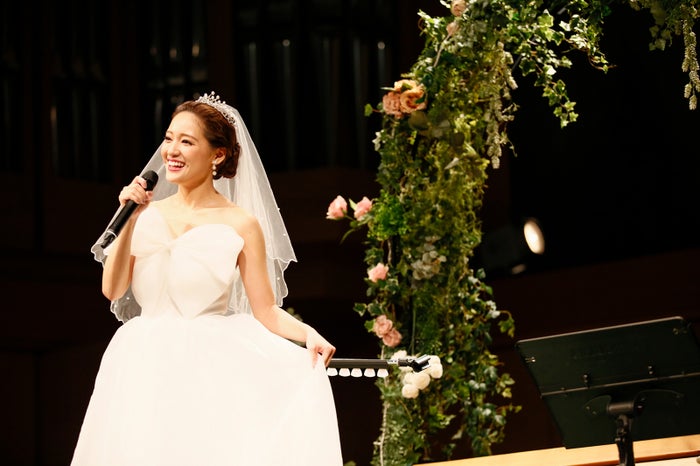 Chay ウェディングドレスで弾き語り テラハ曲カバー アカペラ披露も セットリスト モデルプレス