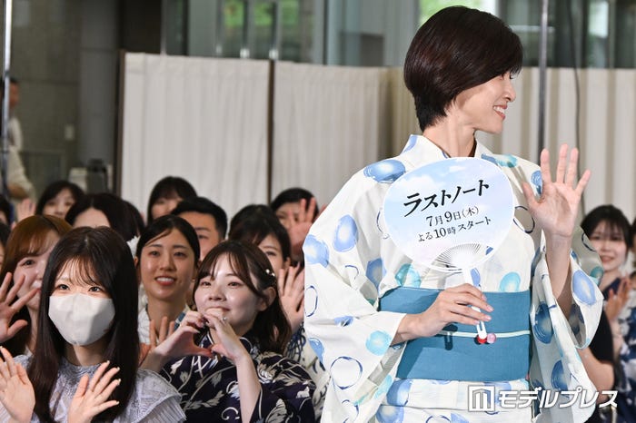 観客もちゃんと手を振っているか気を配る内田有紀(C)モデルプレス