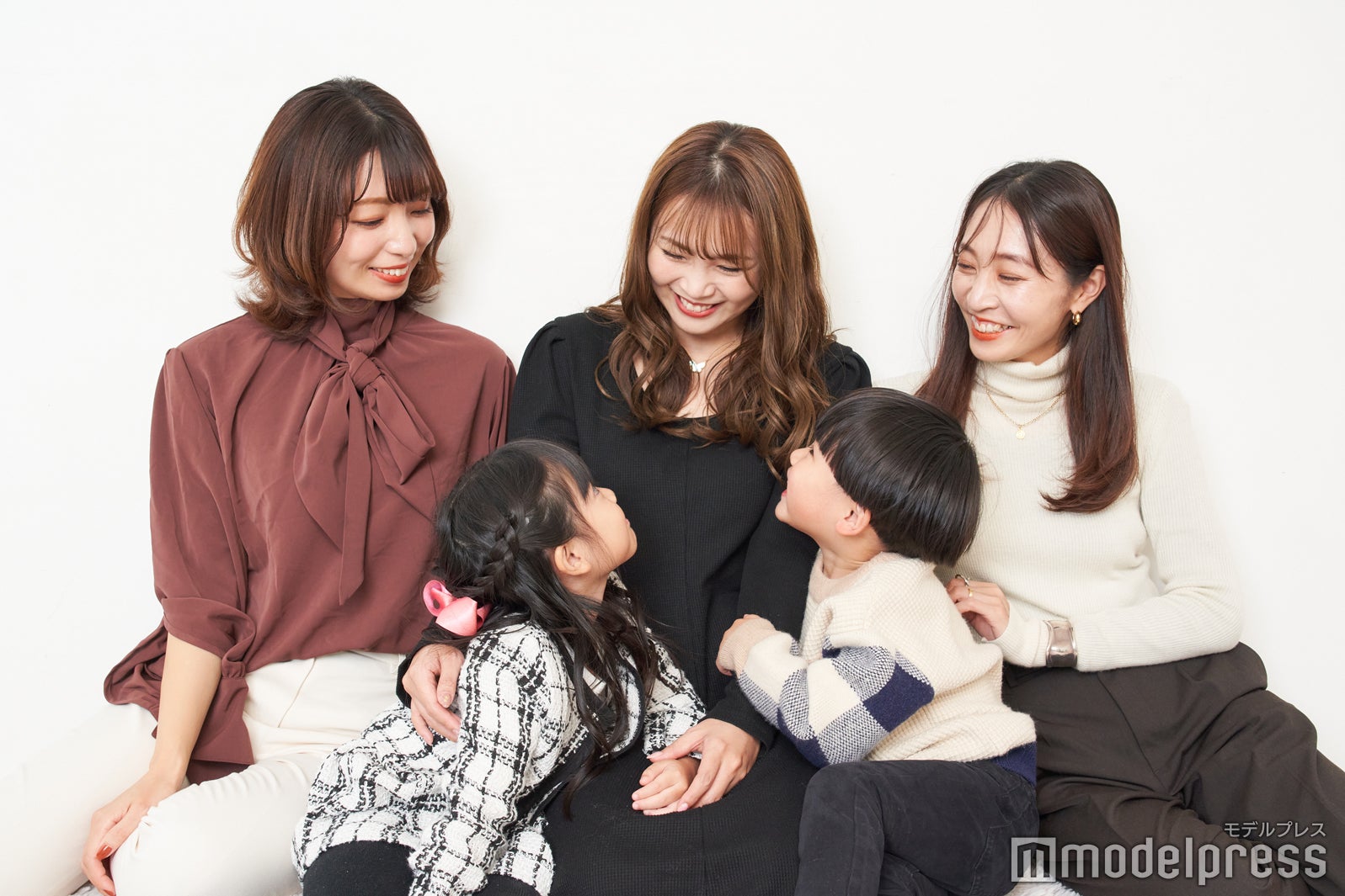 （左から時計回り）筧沙奈恵さん、河内麻沙美さん、垣内優美さん、河内さんの息子さん、娘さん（C）モデルプレス