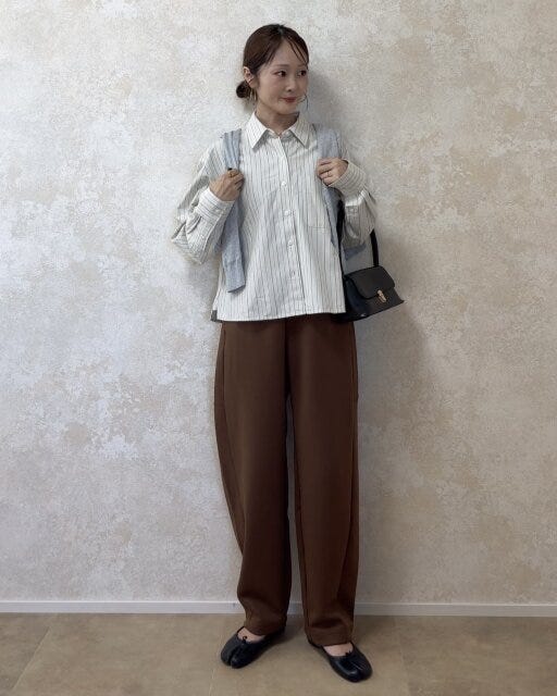 着回しコーデ②ストライプシャツに肩がけカーデで大人の余裕カジュアル