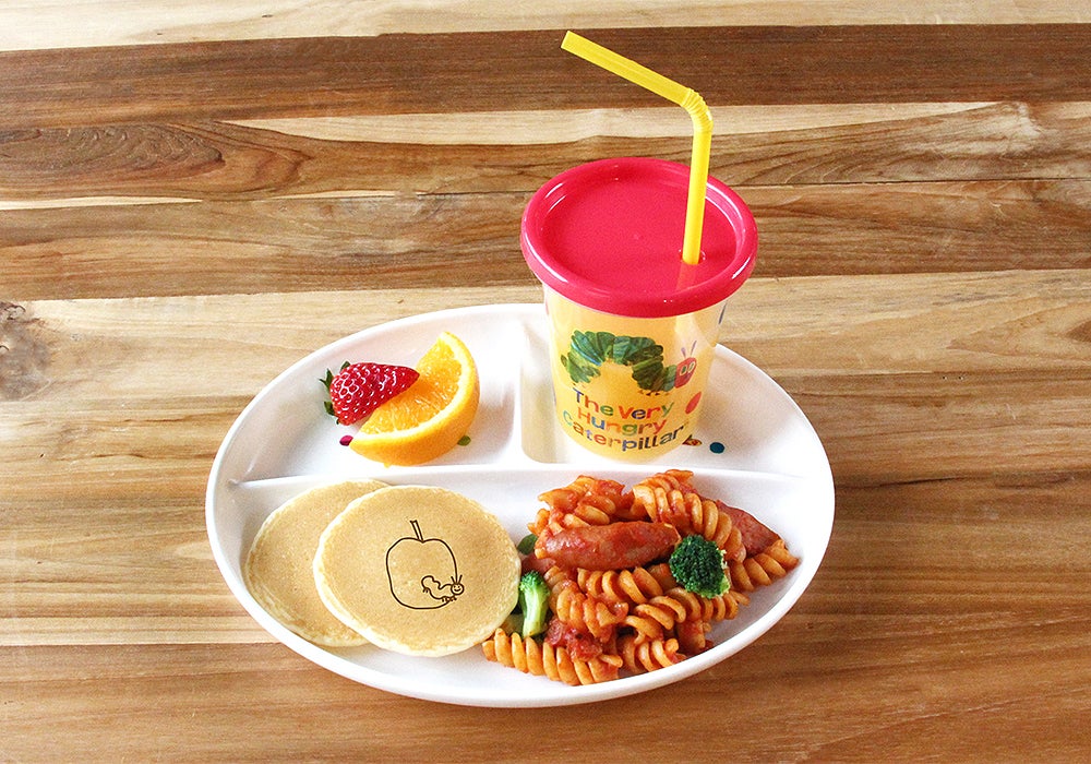 はらぺこあおむしのキッズプレート／TM ＆（C）2020 Eric Carle LLC．
