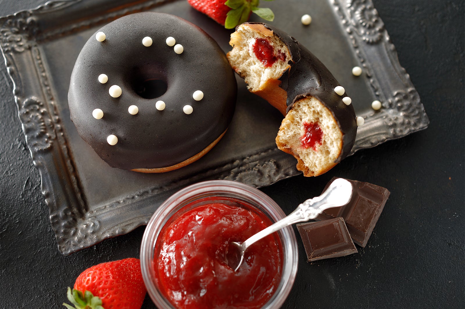 「ベリーソースチョコドーナツ」／画像提供：スターバックス コーヒー ジャパン