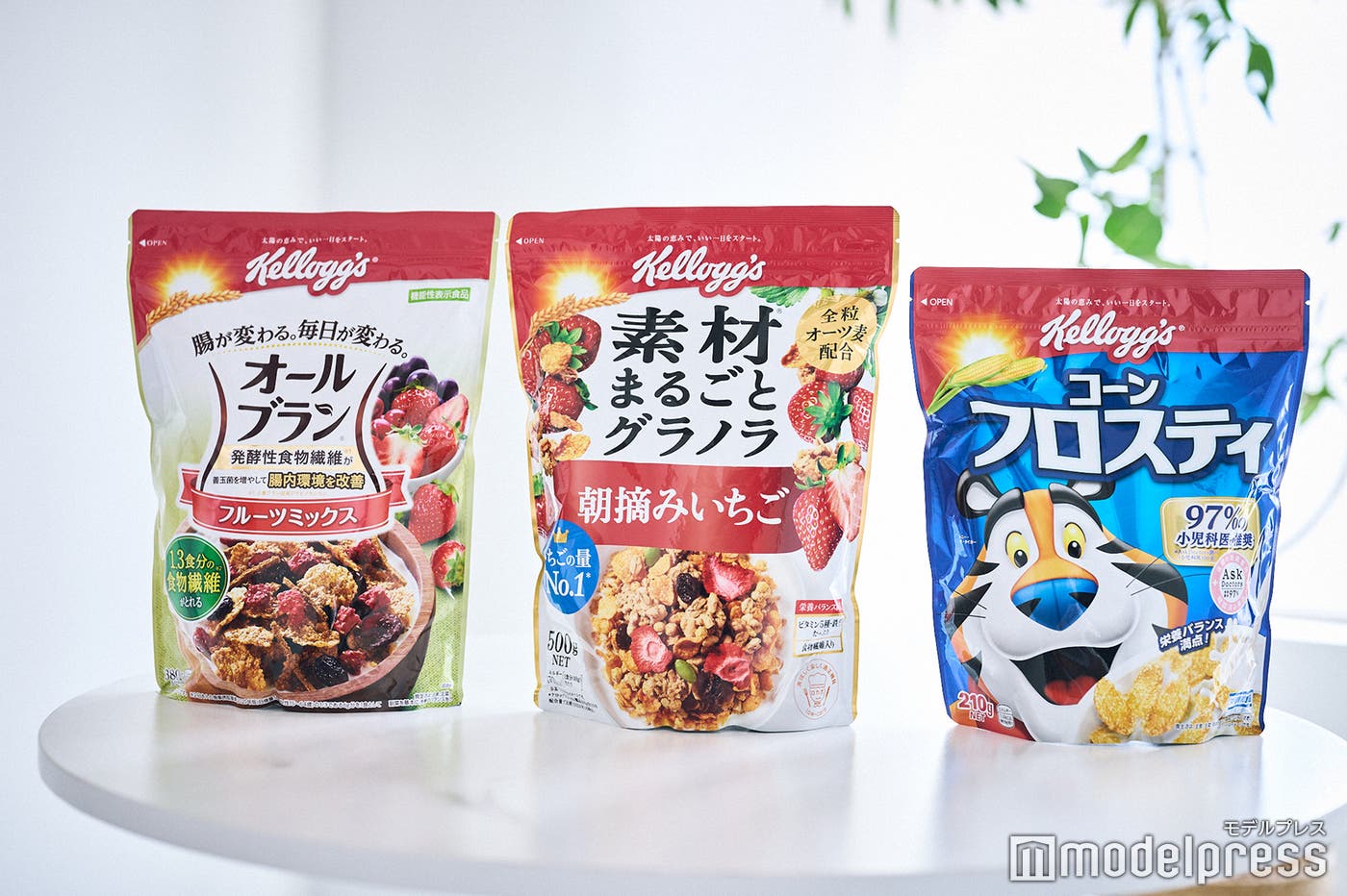 (左から)オールブラン フルーツミックス・素材まるごとグラノラ 朝摘みいちご・コーンフロスティ(C)モデルプレス