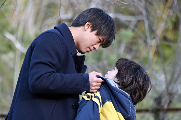 竹内涼真、柴崎楓雅/「テセウスの船」より(C)TBS