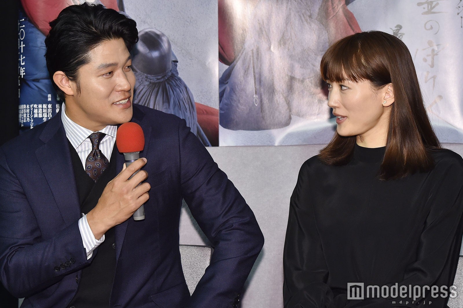 鈴木亮平、綾瀬はるか （C）モデルプレス