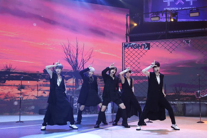 TOMORROW X TOGETHER「LO$ER=LOVER」パフォーマンス(P)&(C) BIGHIT MUSIC