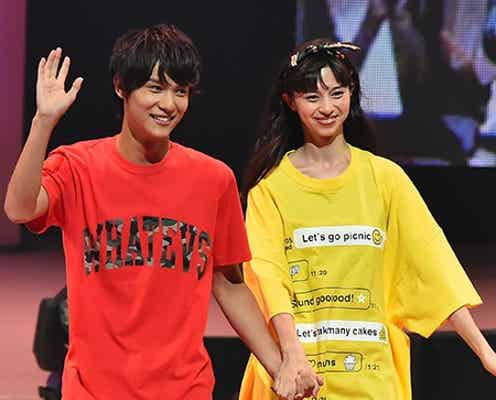 中川大志×中条あやみ、手つなぎランウェイで“爽やかカップル”になりきり