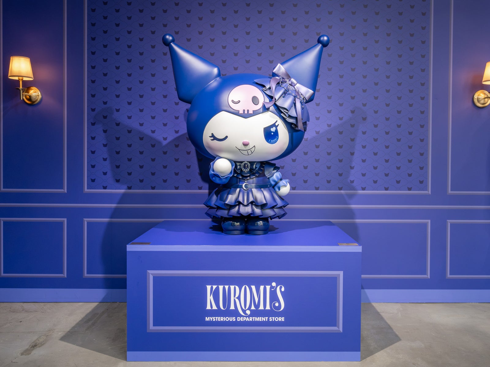 KUROMI’S-INFORMATION-COUNTER クロミ立像（C）2026 SANRIO CO., LTD.　著作 株式会社サンリオ