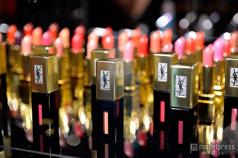 リップアイテム（C）YSL BEAUTE ＆ CARA DELEVINGNE‘LOVE YOUR LIPS’MAKEUP CELEBRATION