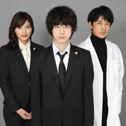 「イノセンス～冤罪弁護士～」出演の（左から）川口春奈、坂口健太郎、藤木直人（C）日本テレビ