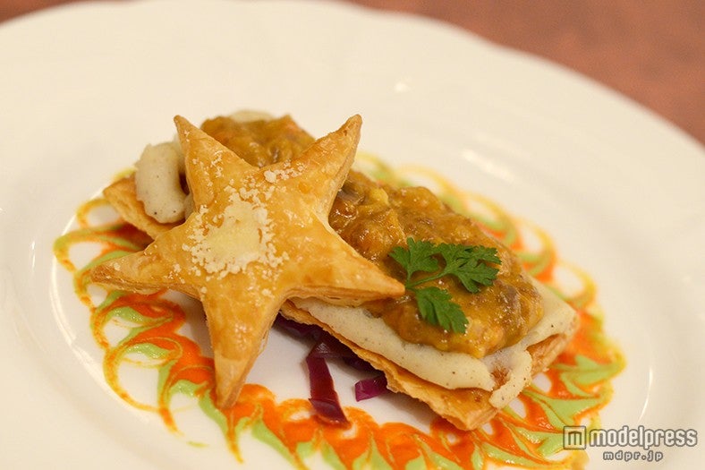 ポルチーニのクリームソースとボロネーゼの温かいパイ