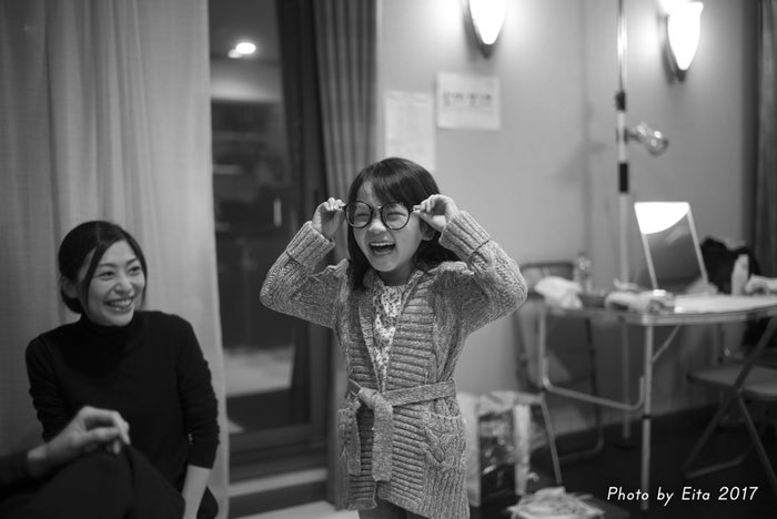 瑛太が“小さなアイドル”と仲良く自撮り 蒼井優の現場での素顔も「ハロー張りネズミ」<オフショット連載その5>