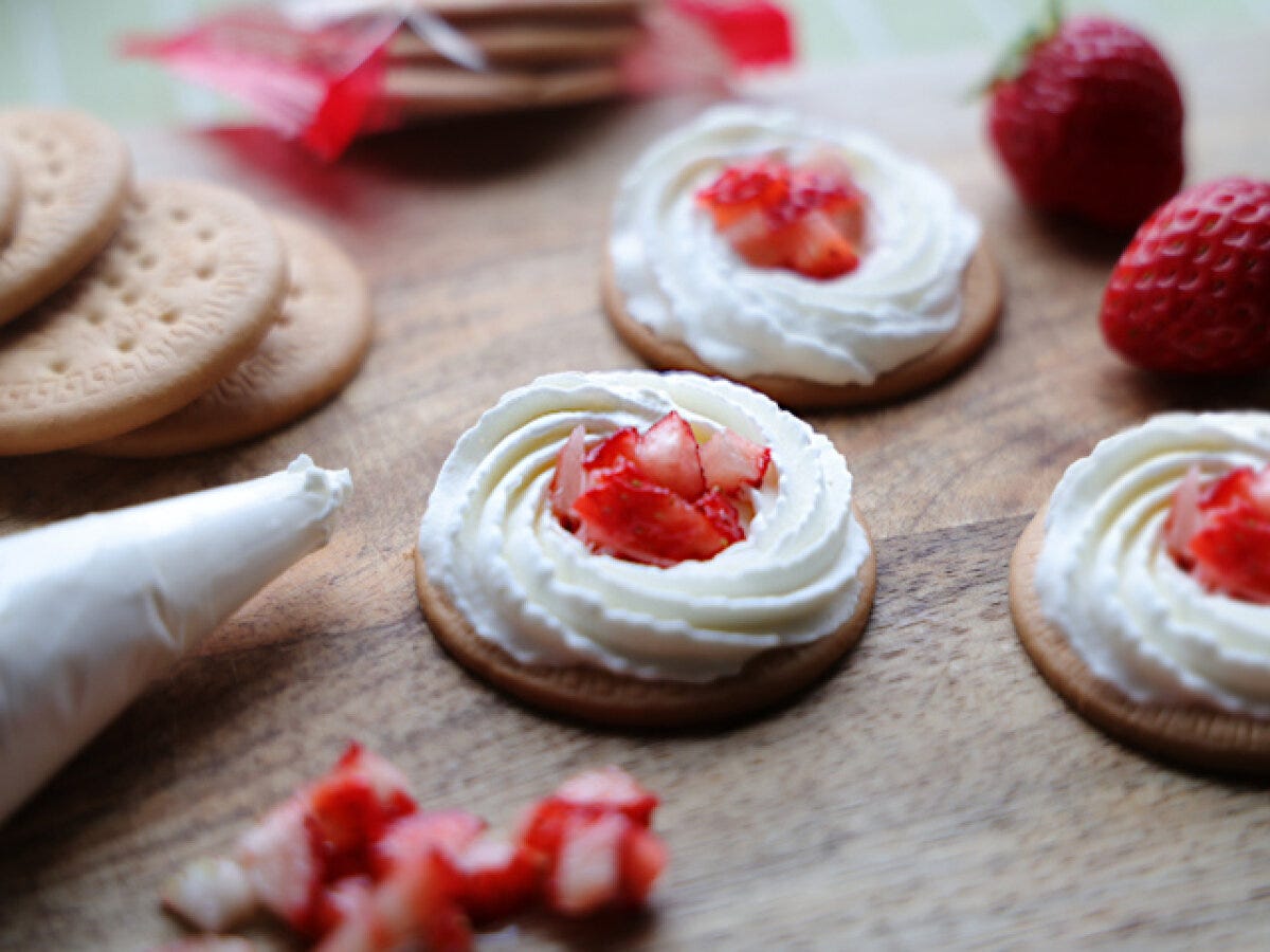 ①をビスケットの縁に沿うように、丸くたっぷり絞り出す ①をビスケットの縁に沿うように、丸くたっぷり絞り出す