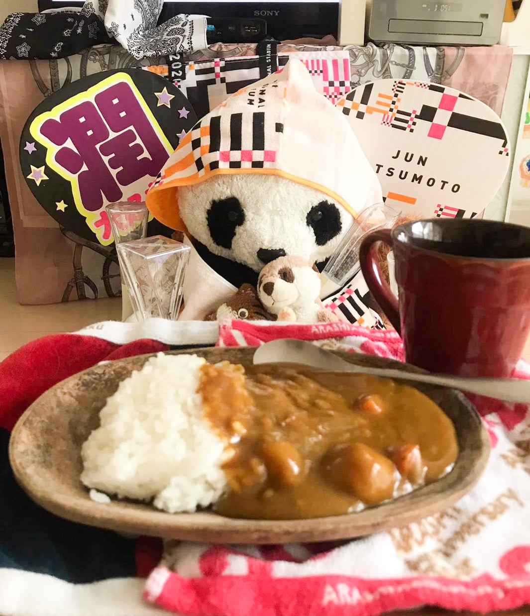 沢山のグッズと一緒に鑑賞したけいたろさん（提供写真）